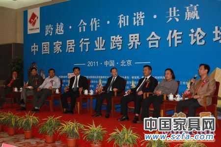 “中國家居行業(yè)跨界合作論壇”：資深房地產(chǎn)專家張有卓；中國建筑裝飾集團設(shè)計研究院總設(shè)計師張靜；清尚博尼工程設(shè)計（北京）有限公司總經(jīng)理陳現(xiàn)培；北京何鎮(zhèn)強裝飾有限公司設(shè)計總監(jiān)何山；廣東鷹牌陶瓷集團公司總裁林偉；廣東金意陶陶瓷有限公司董事長何乾；唐山惠達陶瓷集團總裁助理藺志杰；北京集美家居建材有限公司總裁趙建國。