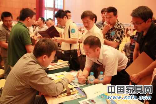 一位家具廠商代表與某家具賣場主動(dòng)接觸洽談