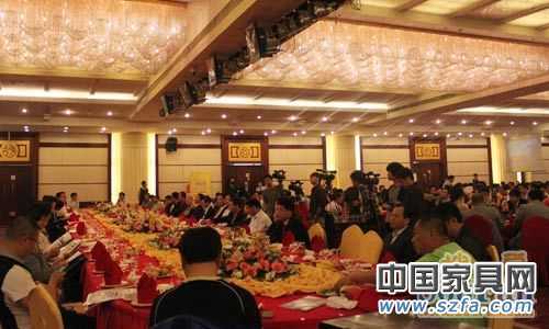 家居、建材行業(yè)的500余位廠家、經(jīng)銷商代表現(xiàn)場參加招商推介會