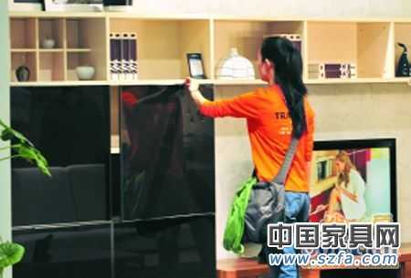 板材和其他材料的結(jié)合，成為板式家具設(shè)計(jì)的一個(gè)方向