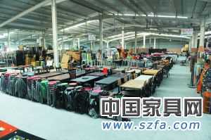 目前的二手家具市場內(nèi)仍以板式家具交易為主，幾乎看不見紅木家具的影子。