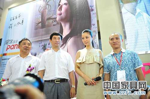 派尼爾家居代言人林心如與中國家協(xié)理事長朱長嶺、派尼爾家居總經(jīng)理鄧啟平合影