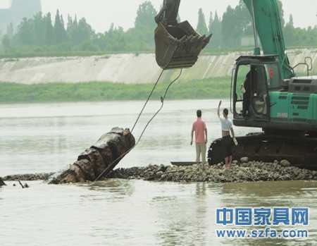 　6月22日，烏木被挖掘機(jī)從江中撈起。