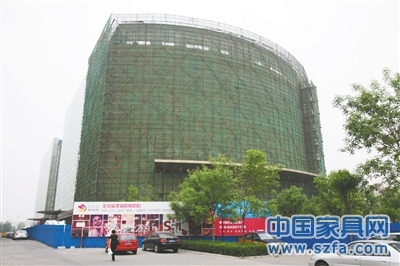 正在建設中的愛琴海購物中心，位于朝陽區(qū)七圣中街12號，太陽宮百盛購物中心旁。實習生 翟超
