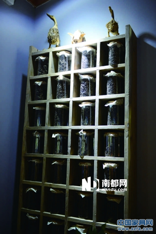 茶桌上的紋路就來自古木本身。