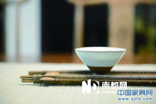 茶桌上的紋路就來自古木本身。