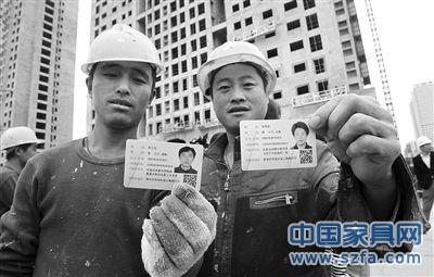 去年10月29日，山東青島市，工人們正在展示剛領(lǐng)到的居住證。圖/CFP