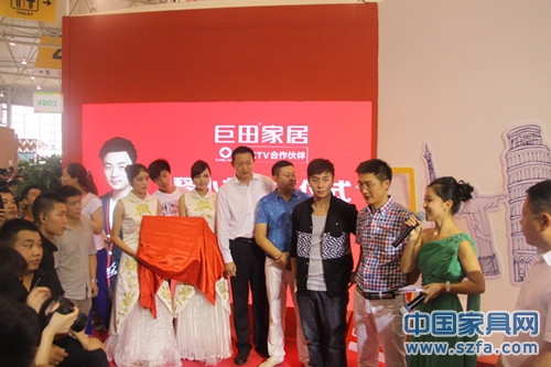巨田家居董事長(zhǎng)楊治國(guó)，總裁孫剛與品牌代言人釋小龍合影