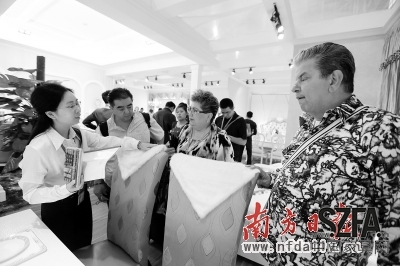 這些年，家具企業(yè)的日子越來越不好過了，很多企業(yè)清醒地意識到：不轉(zhuǎn)型必然是等死。 資料圖片