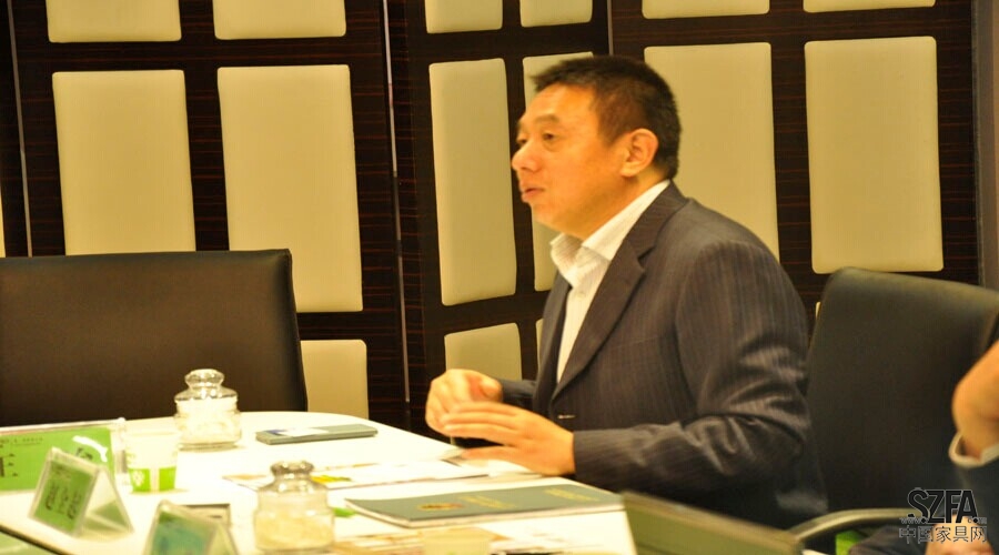 歐寶集團總裁給與會專家領(lǐng)導詳細介紹新產(chǎn)品