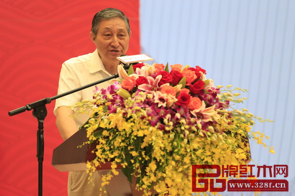 全聯(lián)藝術(shù)紅木家具專業(yè)委員會(huì)專家顧問(wèn)、原故宮博物院文?？萍疾恐魅尾莒o樓在區(qū)氏臻品明清家具藝術(shù)館開(kāi)業(yè)典禮上致辭