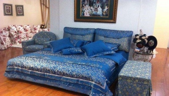 長春市皇家馬車家具有限公司主要對產(chǎn)品的購銷和研發(fā)，近年來公司為廣大客戶提供了高效，高質(zhì)，放心省心，舒心的優(yōu)質(zhì)服務(wù)的產(chǎn)品保障。 公司為長春眾多家庭服務(wù)了沙發(fā)專業(yè)定制，軟床量尺定做、單雙人床、沙發(fā)床、上下床 等業(yè)務(wù)，得到了廣大顧客的信賴和認(rèn)可。  質(zhì)量管理：嚴(yán)格把控每一道制造工序，對原材料、布和海綿的供應(yīng)商要求其提供環(huán)境保護(hù)標(biāo)準(zhǔn)證書。產(chǎn)品干燥速度及防蟲處理都經(jīng)過嚴(yán)格測試。類似無紡布這樣的細(xì)節(jié)也符合嗅覺環(huán)保標(biāo)準(zhǔn)。公司承諾：我們的產(chǎn)品將帶給您舒適、健康的生活享受。  我們的優(yōu)勢： 1、多年的歐式法式家具設(shè)計生產(chǎn)經(jīng)驗  2、公司追求長期穩(wěn)定的業(yè)務(wù)合作關(guān)系  3、公司位置良好，物流運輸便利  4、實體工廠直接供貨，減少貿(mào)易環(huán)節(jié)成本  5、產(chǎn)品顏色及尺寸可根據(jù)客戶需要更改  6、客戶遍布國內(nèi)各大城市  7、產(chǎn)品出廠到運輸，全程提供質(zhì)量保證  8、零售業(yè)務(wù)具有巨大的數(shù)量優(yōu)勢