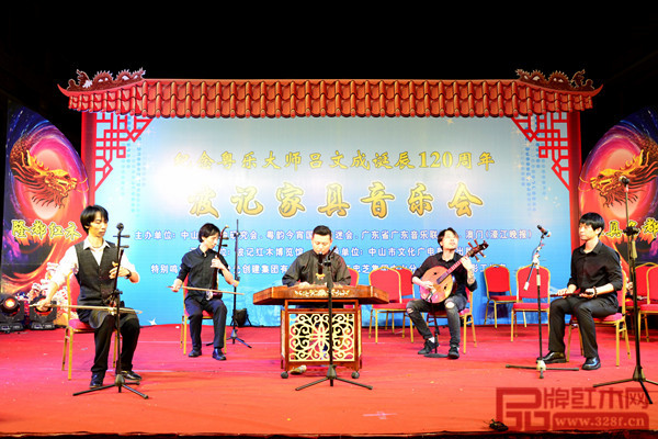 波記家具音樂會上，人們無不陶醉其中，流連忘返